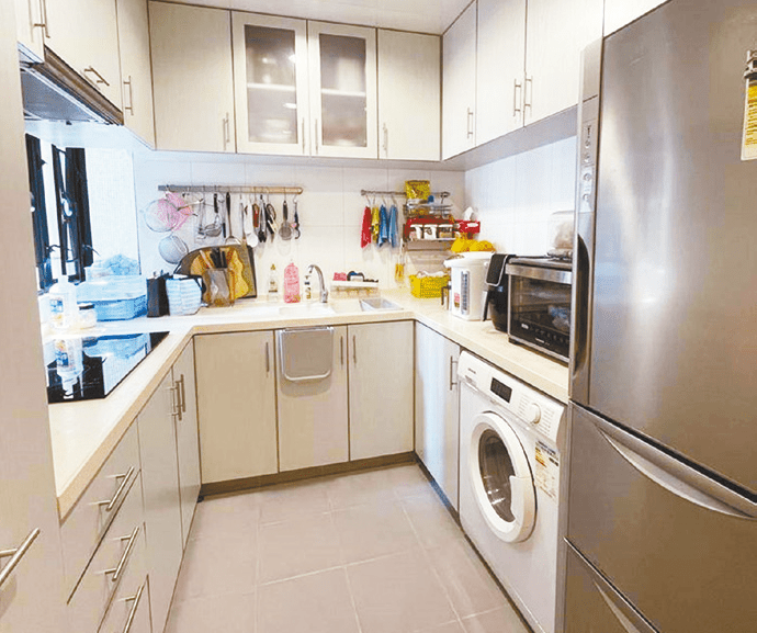 廚房裝潢企理簇新，備有齊全家電及煮食設備。