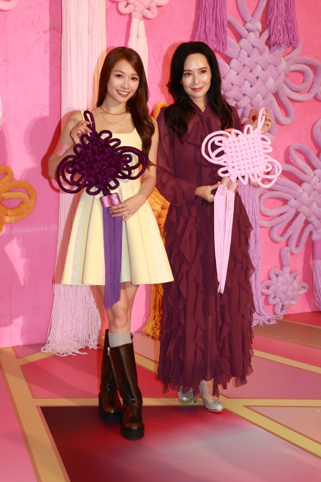 郭羨妮與Lolly Talk成員Yanny出席商場新春活動。