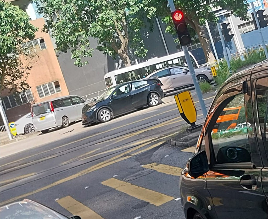 鳴琴路兩車相撞。網圖