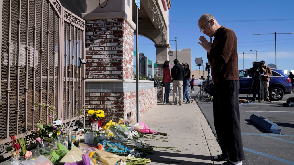 加州舞厅枪击案发后，民众周一陆续到现场献花致哀。 美联社