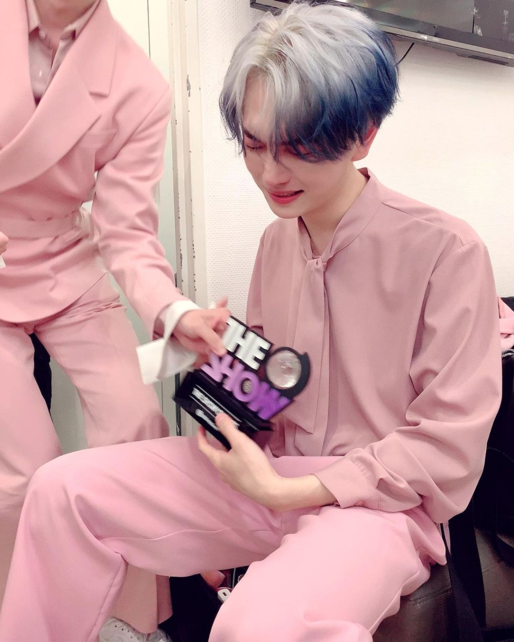 成员Kino与奖座合照。