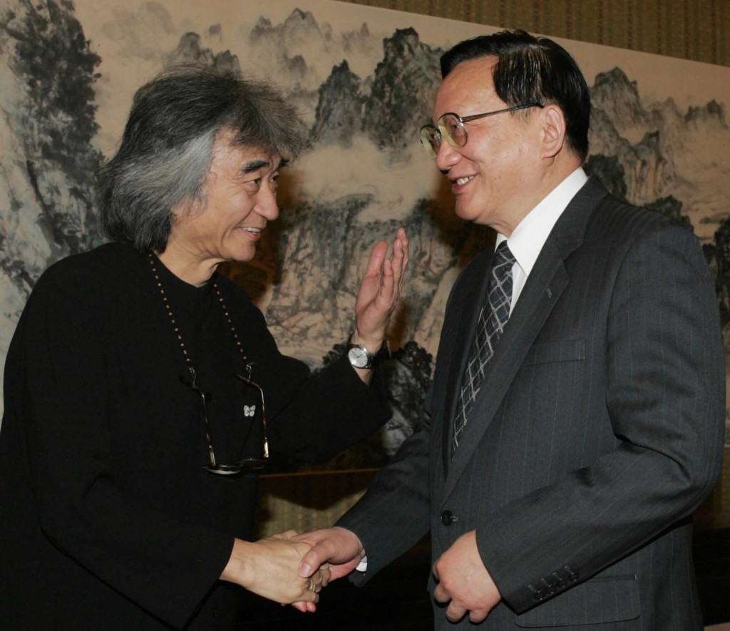 2005年，小澤征爾與時任國務委員唐家璇在北京會面。 新華社
