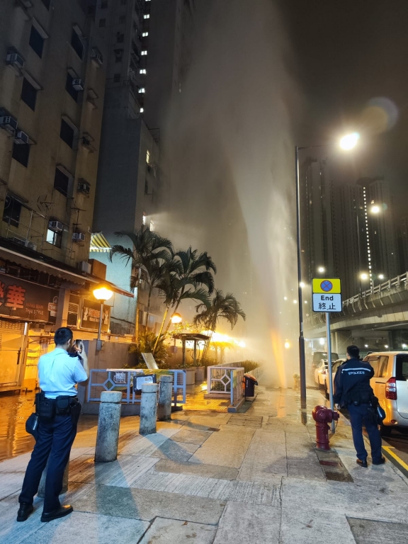 筲箕湾咸水管爆裂，喷出逾10米高水柱。