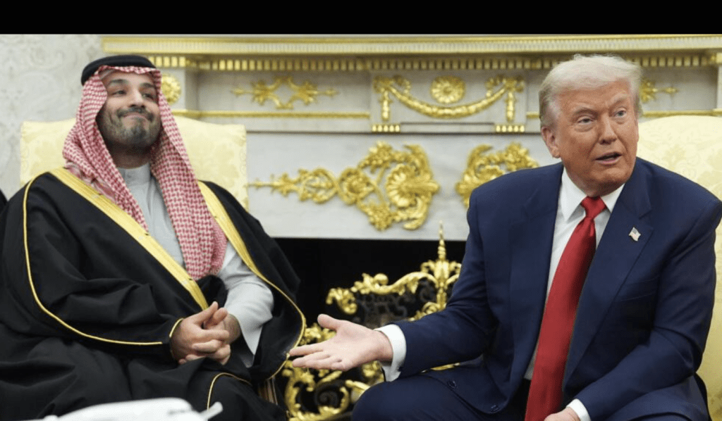 特朗普談及2018年震驚全球的沙特記者卡舒吉（Jamal Khashoggi）遇害案，公開表示穆罕默德「對此一無所知」，與華府在2021年公布的情報結論大相迴異，引發外界譁然。美聯社