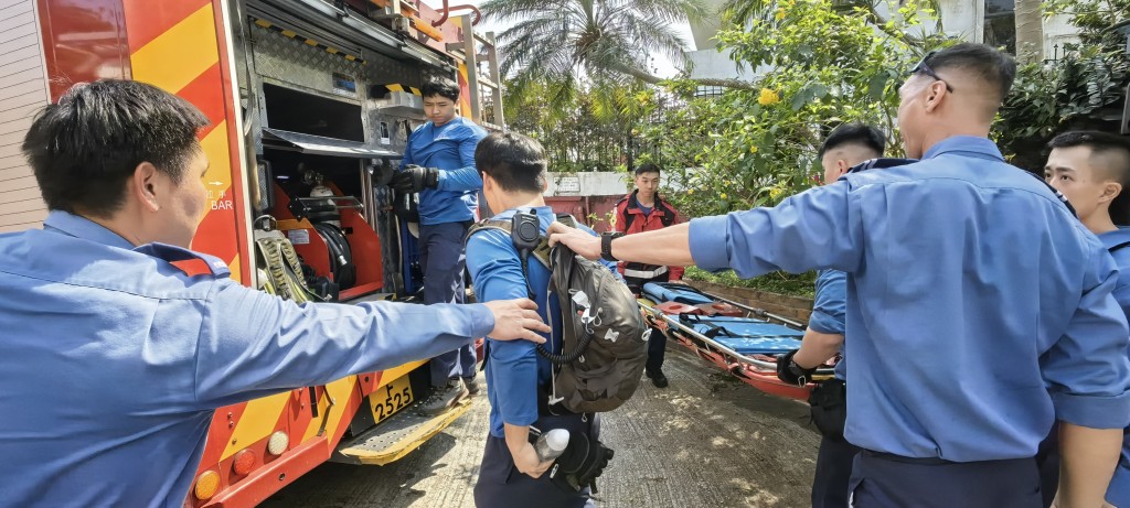 消防動員到西貢大水井戒備。 