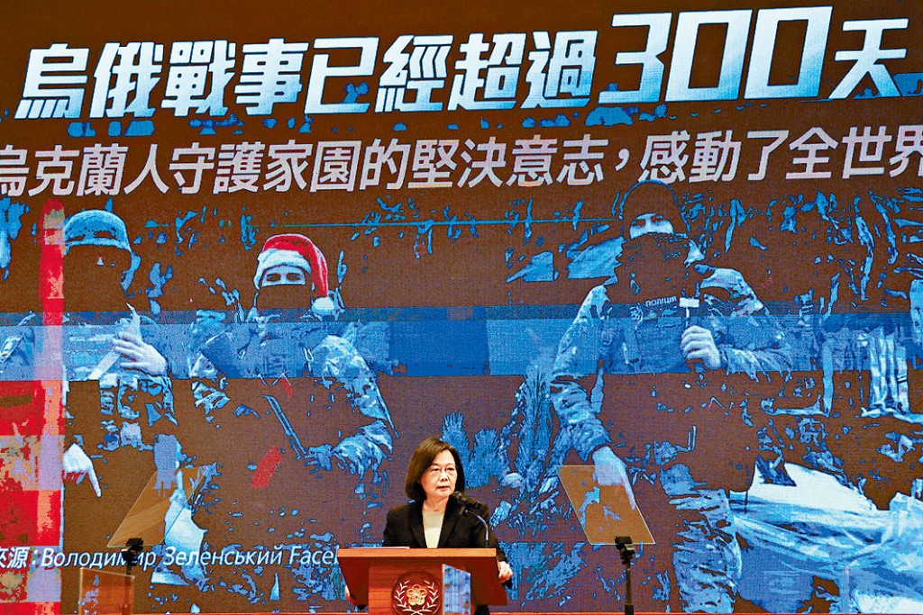蔡英文宣布延長義務兵役至一年。