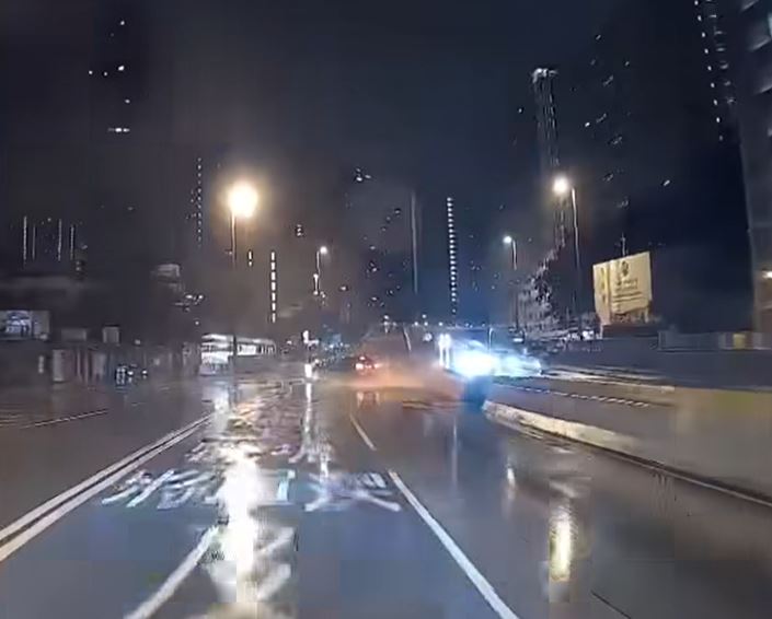 Tesla撞向左邊橋壆。fb馬路的事 (即時交通資訊台)影片截圖