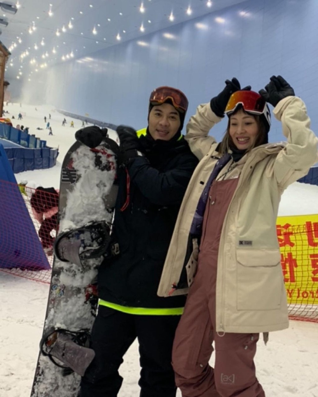 Edmond同Karen日前仲去咗室內滑雪場玩。