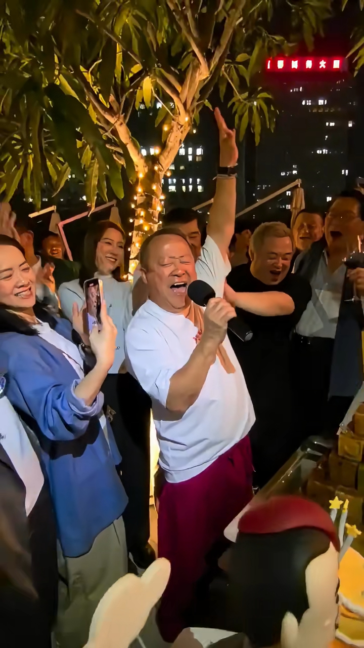 與現場人士一同大唱生日歌。 與現場人士一同大唱生日歌。