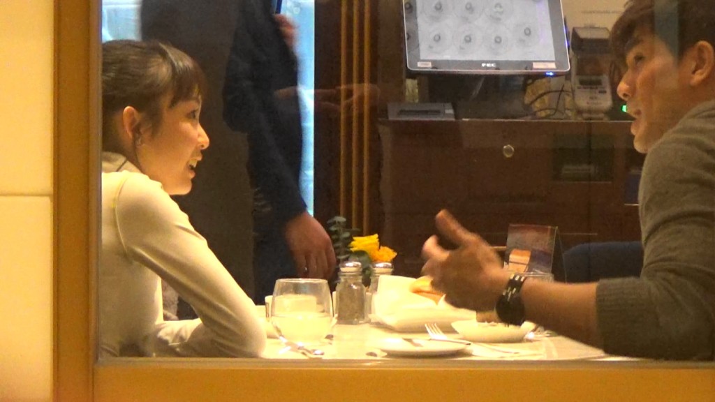 美國長大的Philip及英語大使Annissa，兩人同樣「鬼」聲「鬼」氣好啱嘴形，在餐廳內Non-stop傾超過一個鐘都冇悶場。