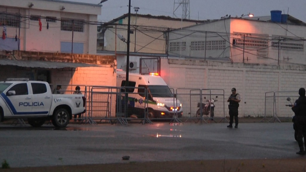 厄瓜多爾一間監獄周日發生動亂，事後有救護車從獄離開。法新社