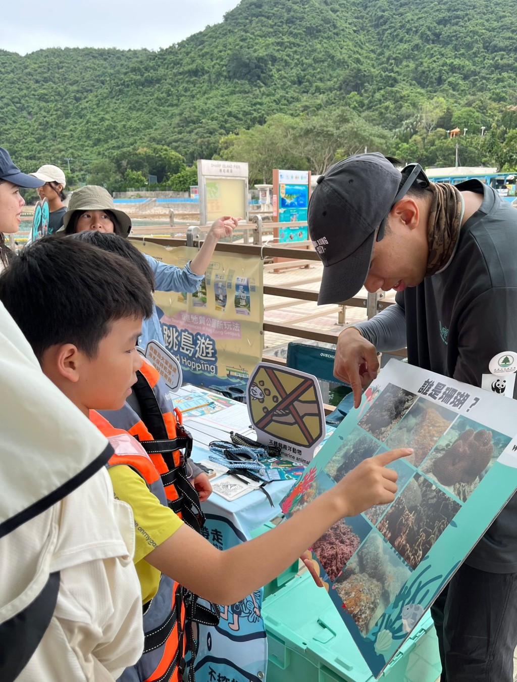 漁護署聯同世界自然基金會香港分會於橋咀洲設置教育攤位，透過小遊戲、珊瑚圖卡等加强訪客對珊瑚和生態的認識，宣傳保育海洋信息。