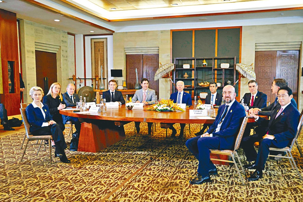 拜登（中）周三與G7其他成員國領袖及歐盟官員，緊急開會討論波蘭中彈事件。