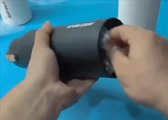 打开底座水杯可暗藏手机。
