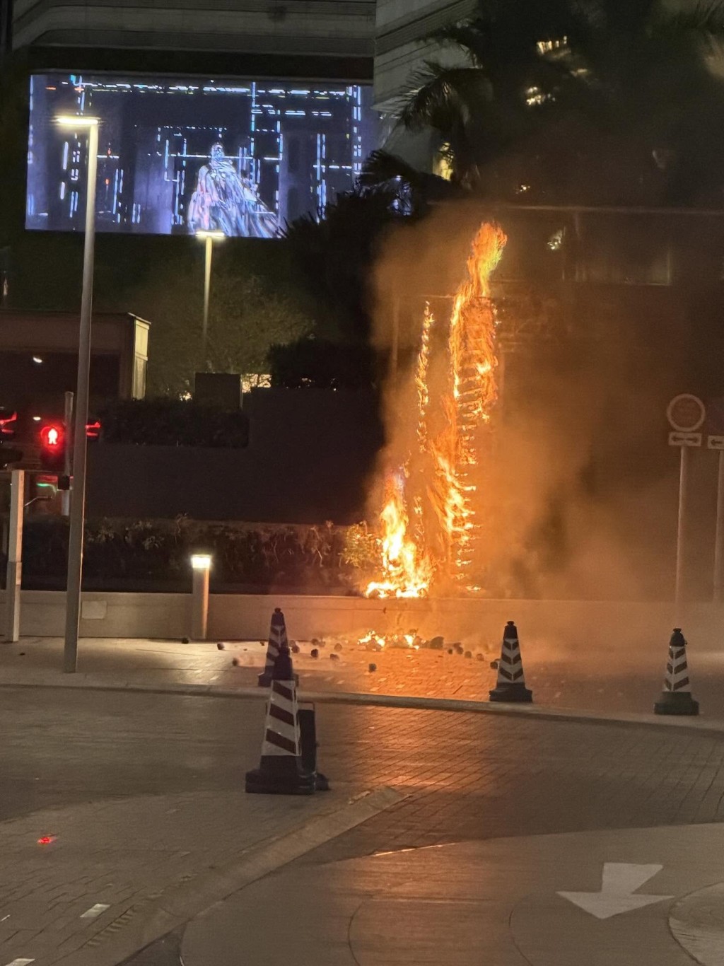 火舌向上直竄猶如火炬。Threads：garyleungyeeeeeeeee