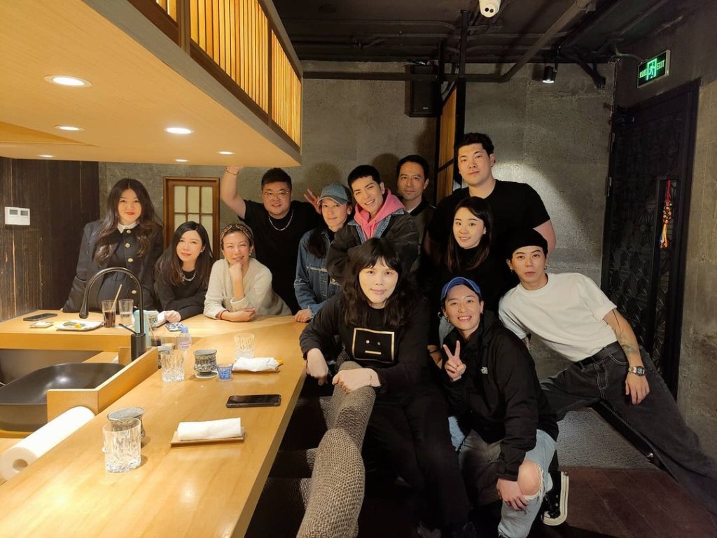 一眾好友為蕭敬騰簡單慶祝生日。