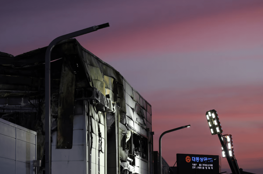 南韓京畿道華城一家鋰電池工廠周一上午發生大火，火勢持續約6小時，造成22人死亡，包括19名中國公民。（路透社）