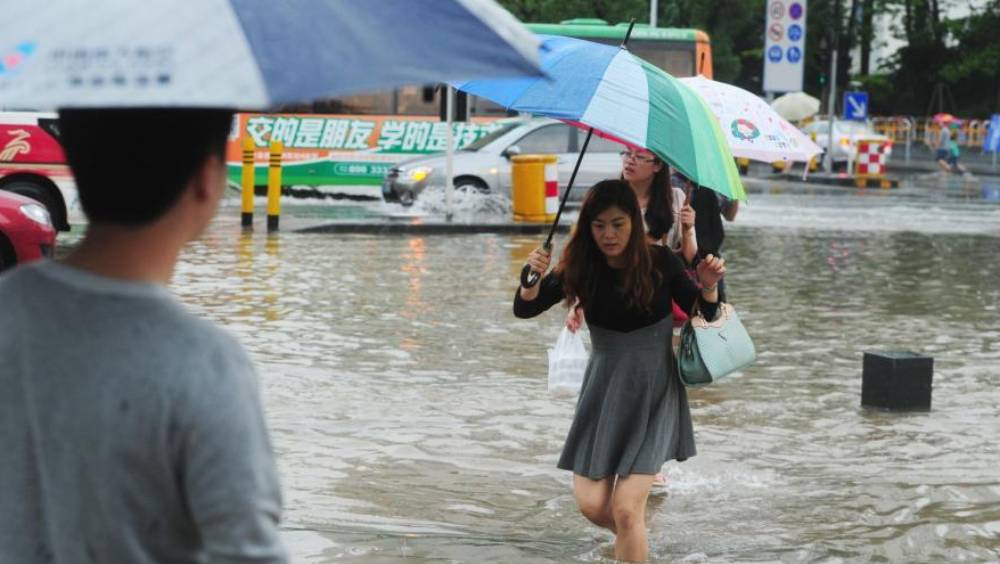 深圳暴雨雷電夾擊，雙預警生效中。 中新社資料圖