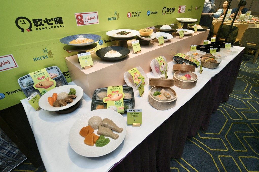 軟餐包括點心拼盤(燒賣、蝦餃、雞肉海鮮菜餃和蘿蔔糕)、「一人份鮑魚海參盆菜」和「雙喜壽桃包」;另有粵菜「蟹肉賽螃蟹」、「馬友鹹魚蒸肉餅」、「蟹籽蟹肉燴伊麵」等菜式。 軟餐包括點心拼盤(燒賣、蝦餃、雞肉海鮮菜餃和蘿蔔糕)、「一人份鮑魚海參盆菜」和「雙喜壽桃包」;另有粵菜「蟹肉賽螃蟹」、「馬友鹹魚蒸肉餅」、「蟹籽蟹肉燴伊麵」等菜式。