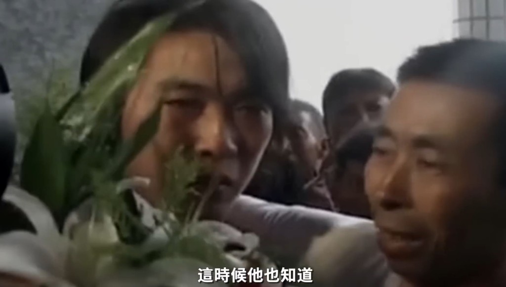 赵代富与被拐走18年的儿子团聚。