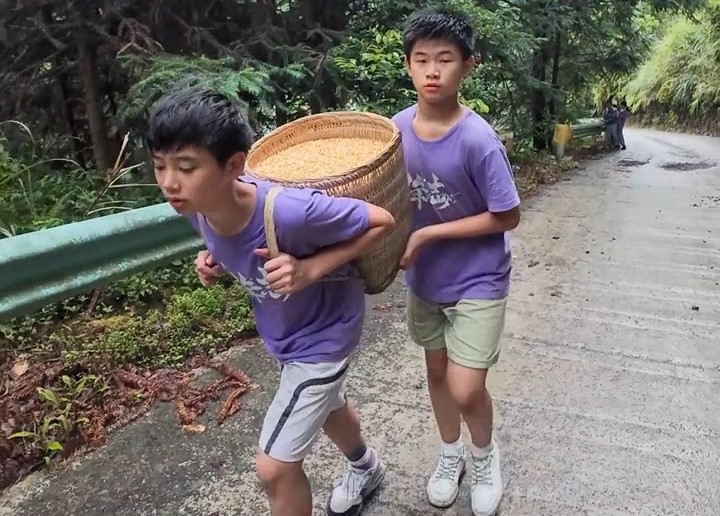 内地有家长付费让子女参加“吃苦夏令营”。小红书@走进贵州的变形计 内地有家长付费让子女参加“吃苦夏令营”。小红书@走进贵州的变形计