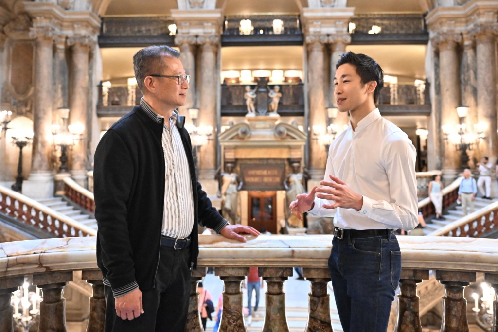 陳茂波在法國巴黎與一位來自香港的年輕芭蕾舞蹈家見面，了解他從事表演藝術之路。