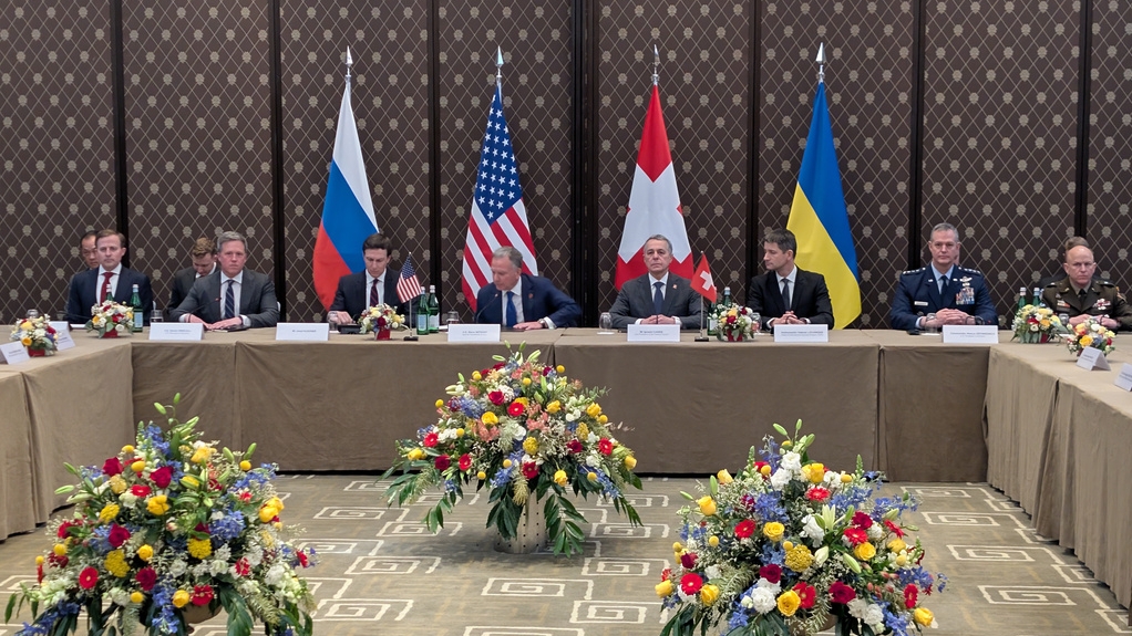 俄美烏首日會談結束 持續6小時氣氛緊張 雙方同意周三上午繼續討論。美聯社