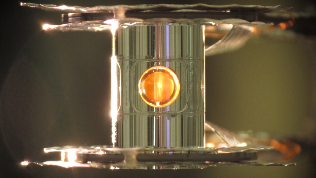 氘（deuterium）和氚（Tritium）膠囊出現在環空器視窗正中央。 美聯社