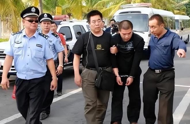 李磊將自己一家六口殺死後，在三亞被捕。