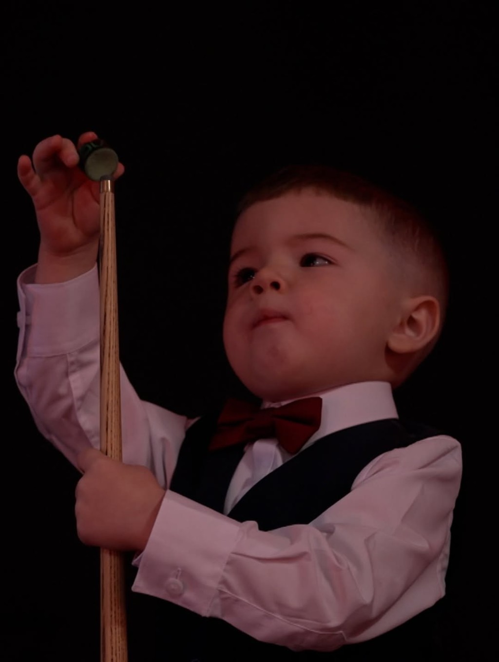 2歲的祖德・奧雲斯（Jude Owens）成功刷新兩項英式桌球的健力士世界紀錄。IG@judey147