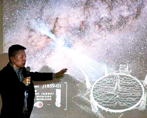 FAST工程副總工程師李菂在介紹新脈衝星發現過程。