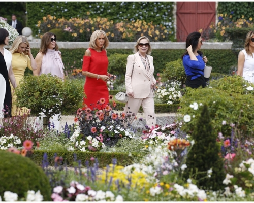 第一夫人们游法国小村。AP