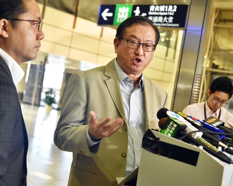鄧群興表示,對連串示威行為影響到乘客,港鐵感到遺憾。