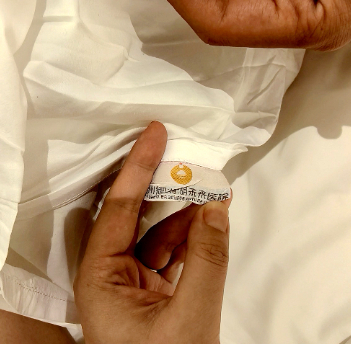 房間內的枕頭套為當地一間民營醫院所有。上游新聞 房間內的枕頭套為當地一間民營醫院所有。上游新聞