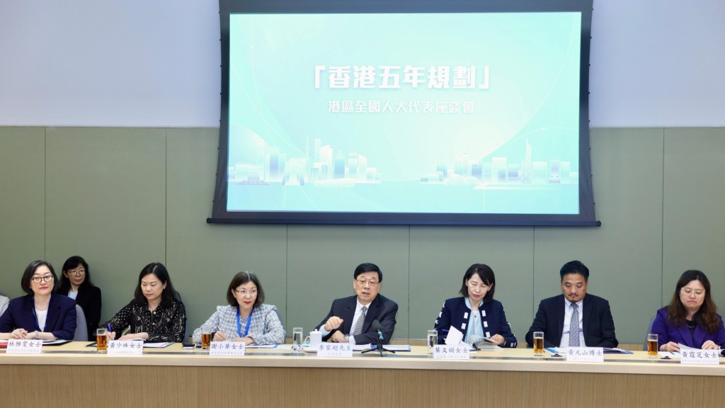 李家超今（23日）在政制及內地事務局局長謝小華陪同下，分別與港區全國人大代表和港區全國政協委員舉行座談會。李家超fb