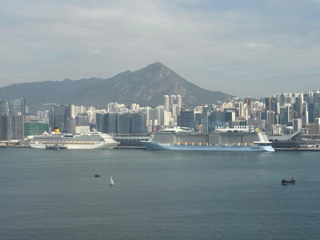 「海洋光譜號」及「歌詩達賽琳娜號」兩艘國際郵輪，上周五（19日）同日停泊在啟德郵輪碼頭。文化體育及旅遊局fb