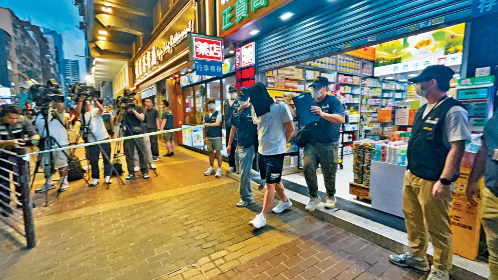 海关以涉嫌「作出误导性遗漏的不良营商手法」拘捕一名39岁药店男店员。