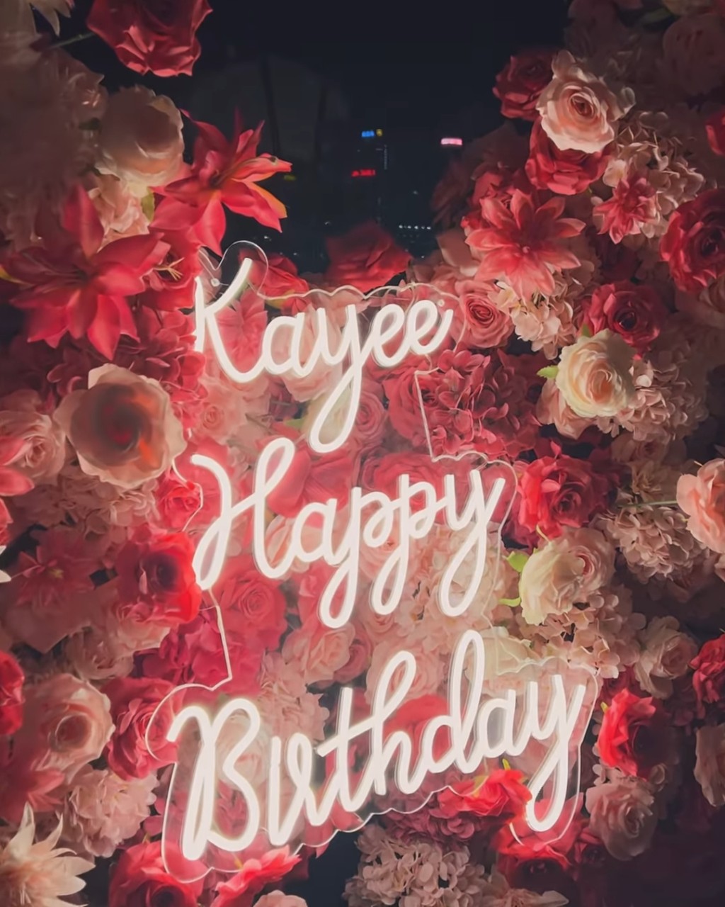 落地玻璃更有一个用鲜花堆砌出来的生日灯牌，写上“Kayee Happy Birthday”。