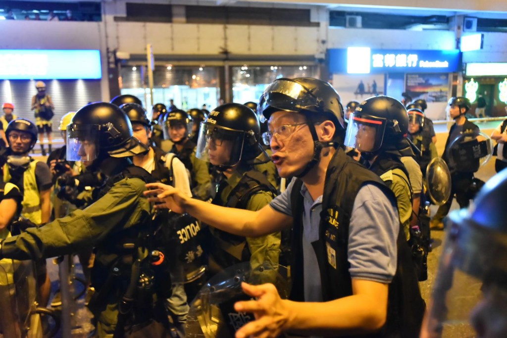 警方與議員激烈爭論。