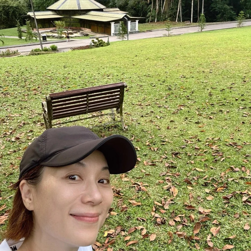 57歲的張可頤戴上棒球帽，在公園享受悠閒時光。