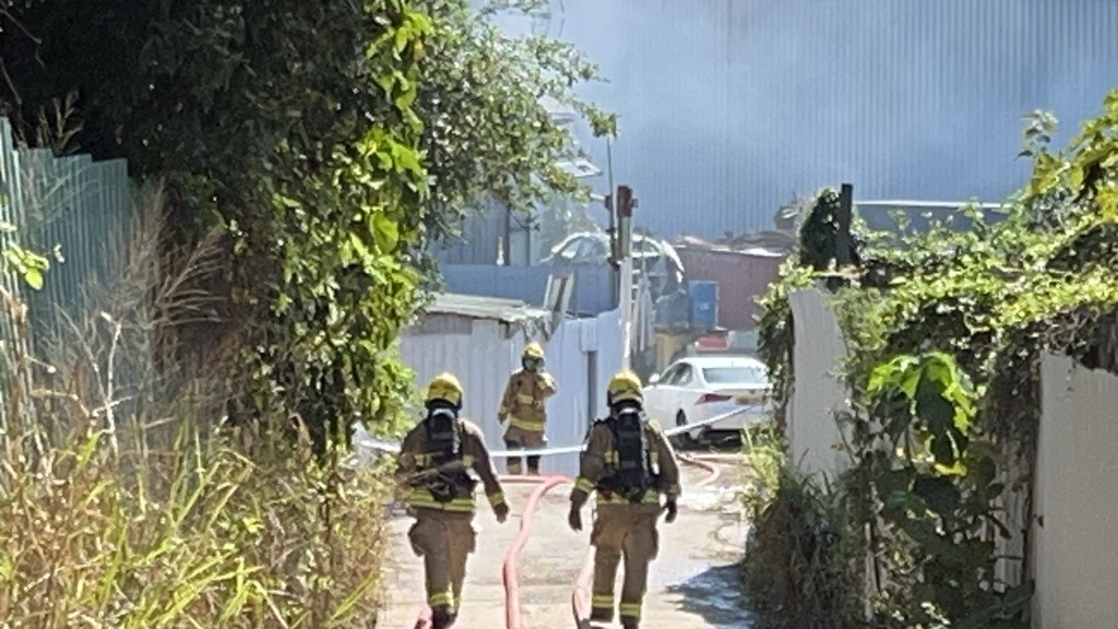 車房起火冒出濃煙，消防出動2喉2煙帽隊撲救。蔡楚輝攝