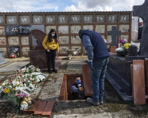 西班牙成第二最多死亡個案國家。工作人員準備墳墓埋葬死者。AP