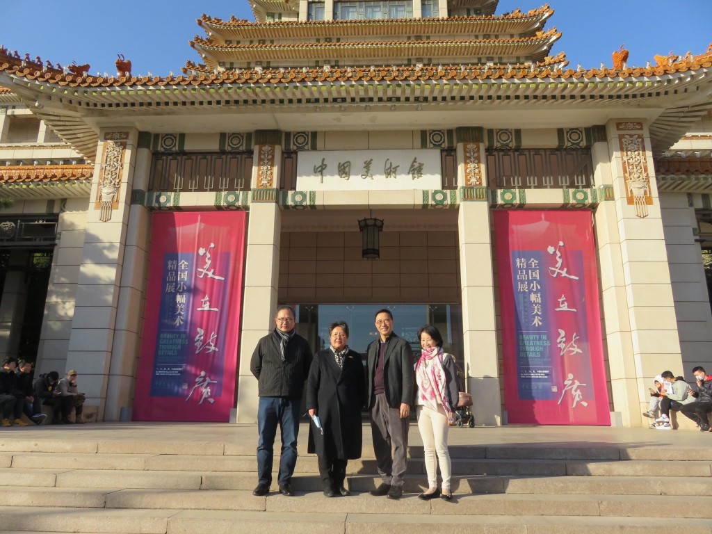 文化體育及旅遊局局長楊潤雄（右二）參觀北京中國美術館。