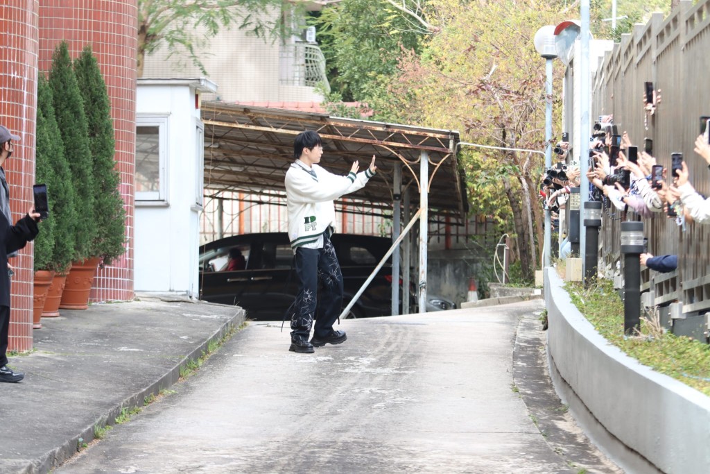 Ian落車後向一班粉絲揮手。