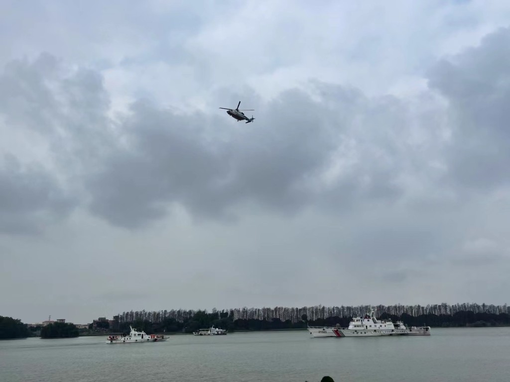 现场出动直升机搜救。