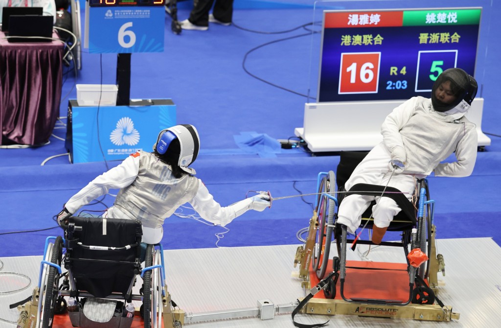 汤雅婷(左)在比赛中。徐嘉华摄 汤雅婷(左)在比赛中。徐嘉华摄