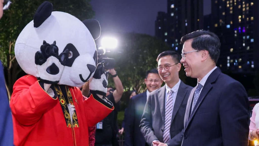 行政長官李家超偕妻抵達四川,商討大熊貓赴港安排。李家超fb