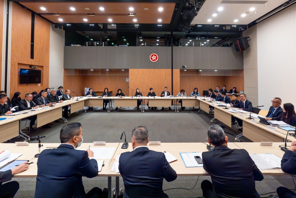 律政司司長林定國主持會議，向多個政策局及部門首長講解政府部門應如何配合獨立委員會的調查工作。林定國fb