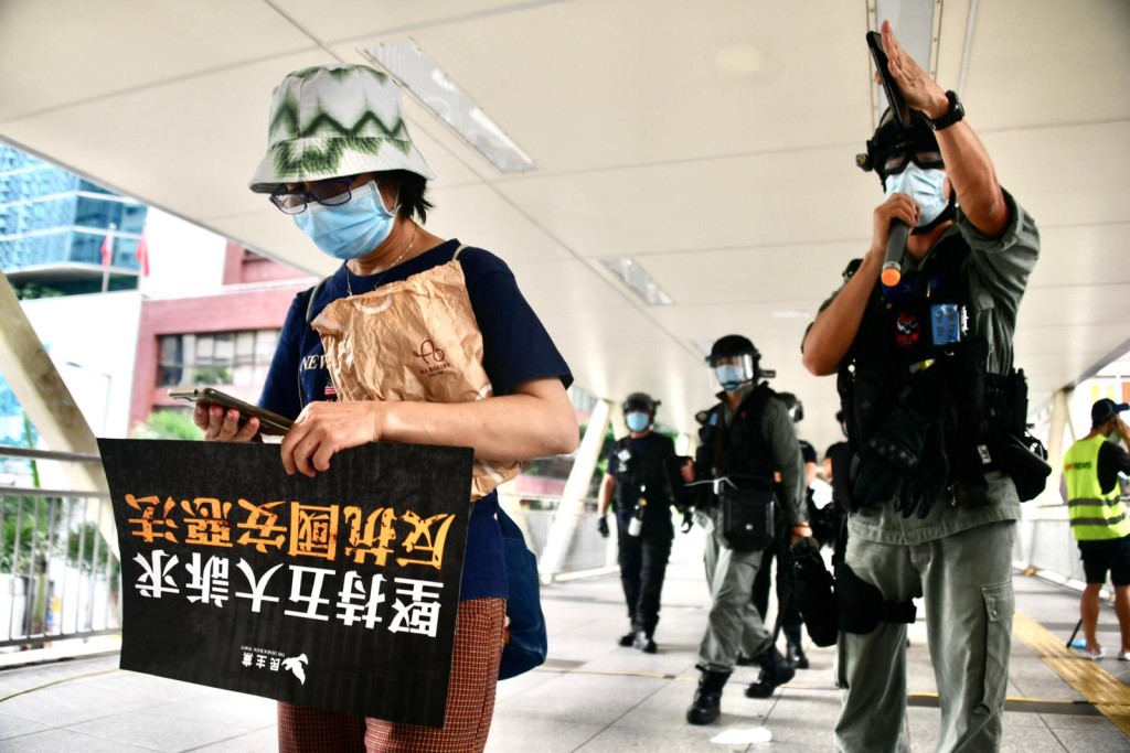 警方封閉行人天橋。