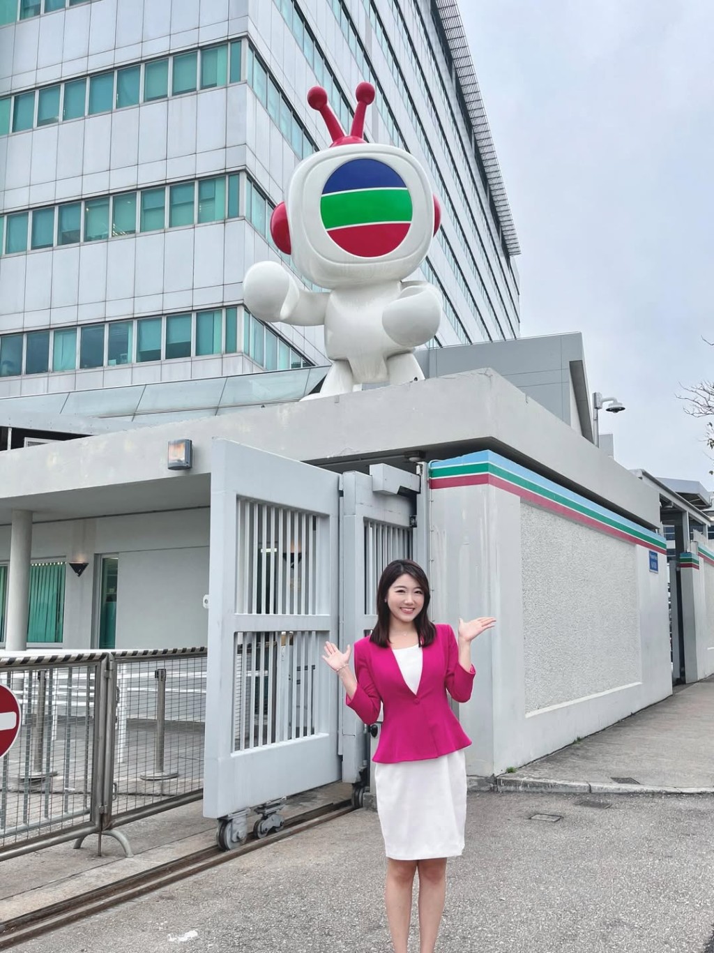 譚詩雅於TVB門外留影。
